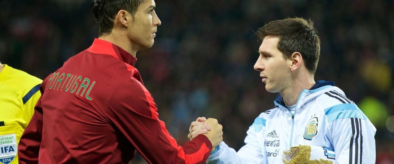 Lionel Messi y Cristiano Ronaldo se saludan antes de un partido entre Argentina y Portugal.