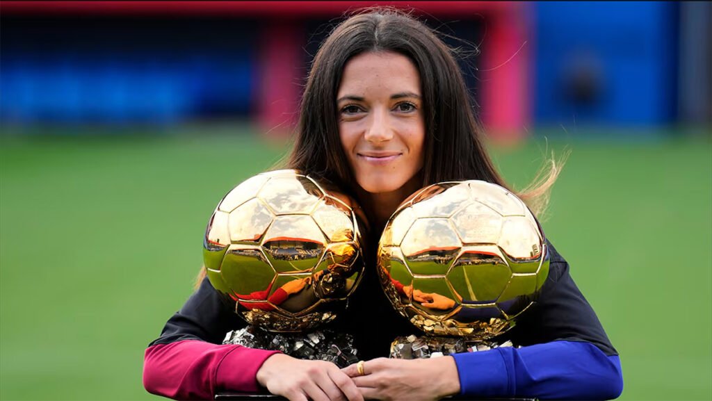 Aitana Bonmatí posando con sus dos balones de oro que la destacan como la mejor jugadora de la actualidad.