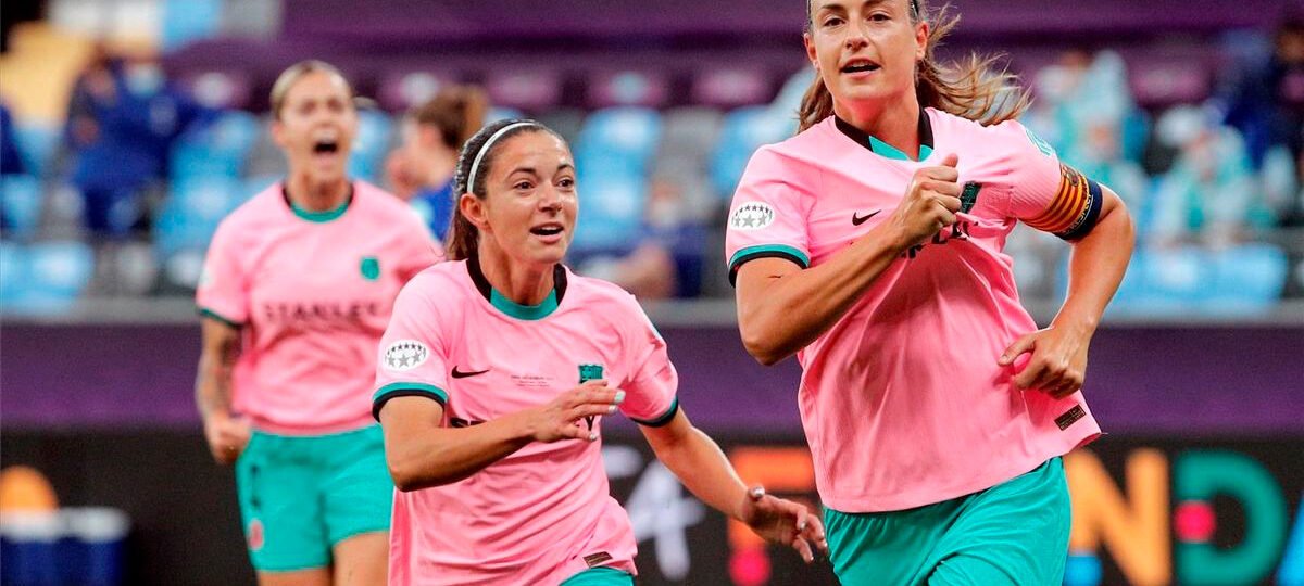 Alexia y Aitana celebrando un gol con el Barcelona femenino.