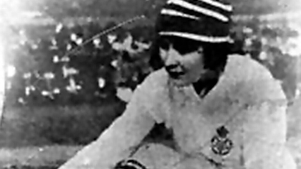 Lily Parr en una fotografía blanco y negro en la década de 1920, utilizando el uniforme de su equipo de fútbol femenino en Inglaterra.