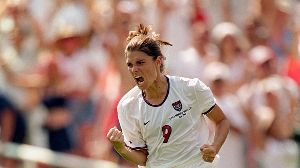 Mia Hamm celebrando tras conseguir un gol con la selección femenina de fútbol de Estados Unidos.